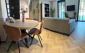 Luxe vakantiehuis met parkeerruimte en oplaadpunt